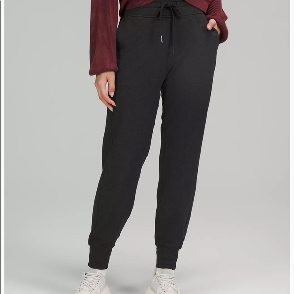 ISO lululemon ready to fleece. Heathered black in size 6 or 8. - Picture 1 of 1